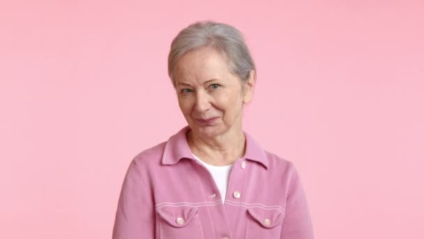 Uma Mulher Idosa Feliz Uma Jaqueta Rosa Está Sorrindo Calorosamente — Vídeo de Stock
