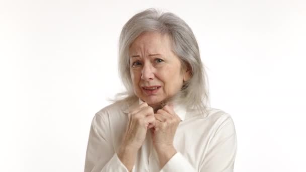 Seniorkvinde Krammer Sig Tæt Hvidt Sjal Hendes Ansigt Viser Klart – Stock-video