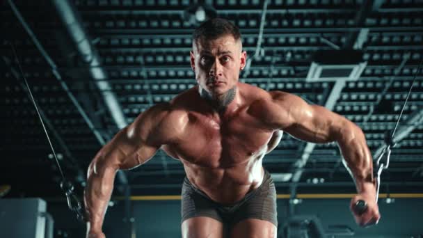 Entschlossener Bodybuilder Mit Intensivem Fokus Führt Einem Dunklen Fitnessstudio Crossover — Stockvideo