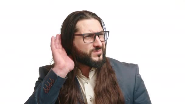 Homem Perplexo Tentando Ouvir Atentamente Colocando Mão Ouvido Para Pegar — Vídeo de Stock