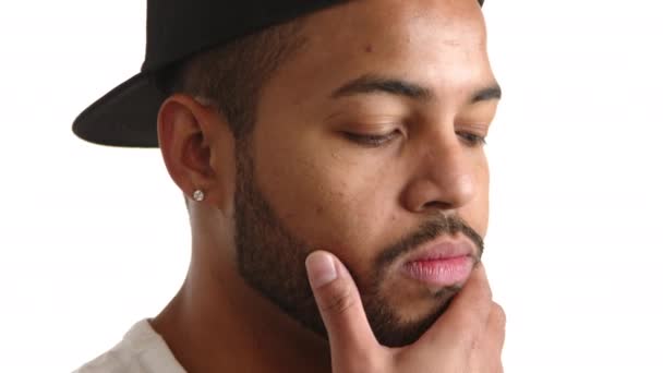 Retrato Cerca Hombre Afroamericano Contemplativo Tocándose Cara Gesto Reflexivo Profundamente — Vídeos de Stock