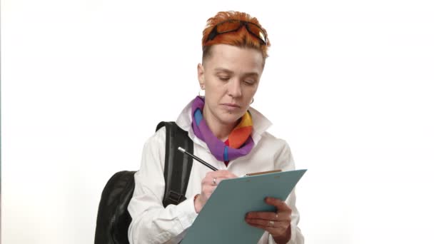배낭과 화려한 스카프가있는 결정적인 레즈비언 학생은 그녀의 활동가 작업을 보드에주의 — 비디오