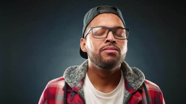 Zufriedener Afroamerikanischer Mann Kariertem Hemd Und Mütze Mit Brille Tief — Stockvideo