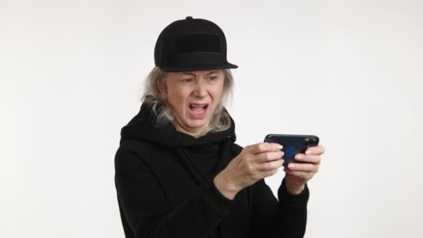 Veselá Starší Žena Ponořená Chytrého Telefonu Užívá Logickou Hru Oblečenou — Stock video
