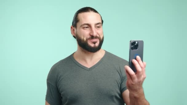 Empresário Alegre Com Barba Usando Seu Smartphone Para Uma Chamada — Vídeo de Stock