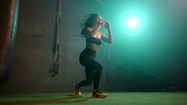一位女运动员正在一个明亮明亮的体育馆里 用精心设计的技巧完善她的健美身材 这证明了她力量训练的精确性 8K照相机 — 图库视频影像