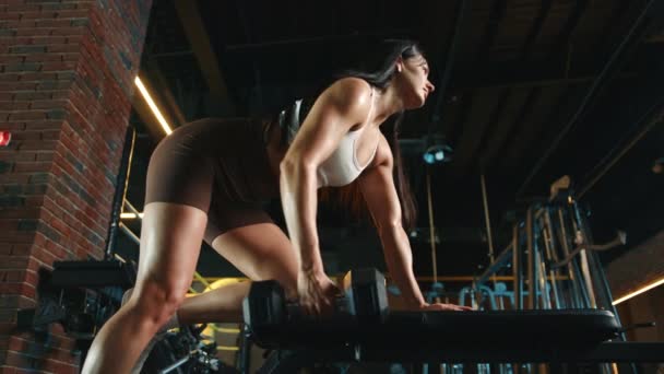 Une Passionnée Gymnastique Fait Preuve Force Concentration Alors Elle Engage — Video