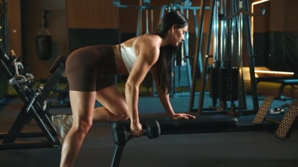 Een Vrouwelijke Atleet Richt Zich Het Uitvoeren Van Een Halterrij — Stockvideo