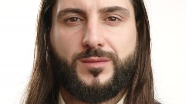 흐르는 머리카락과 수염을 남자의 미묘하고 만족스러운 미소를 캡처하는 클로즈업 초상화 — 비디오