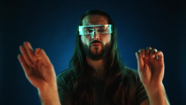 Hombre Negocios Moderno Con Gafas Realidad Aumentada Que Extienden Entorno — Vídeo de stock