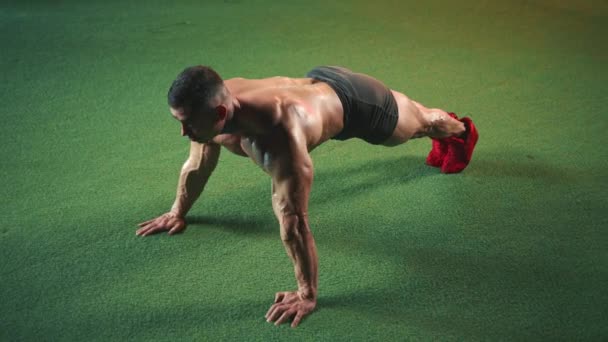 Atleta Masculino Dedicado Realizando Desafiante Conjunto Flexiones Césped Artificial Verde — Vídeo de stock