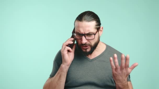 Uzun Saçlı Sakallı Bir Adamı Hararetli Bir Telefon Konuşması Yaparken — Stok video