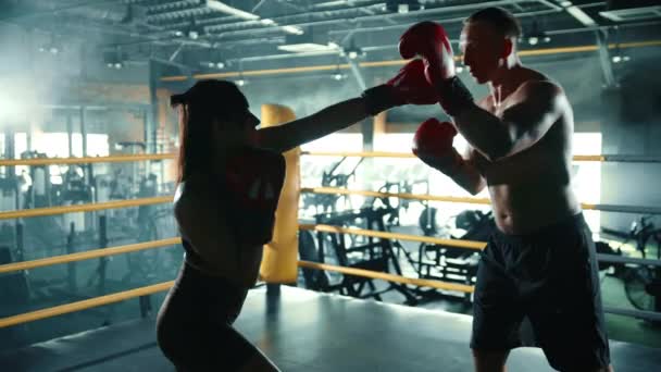 Eine Junge Boxerin Trainiert Mit Einem Trainer Auf Einem Boxring — Stockvideo