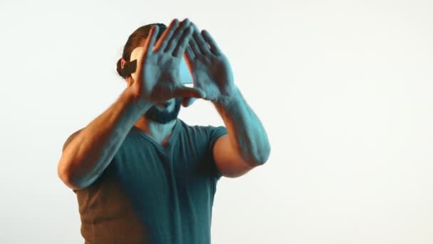 Dijital Dünyaya Dalmış Kulaklık Takan Bir Adam Sanal Bir Çevreyle — Stok video