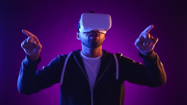 Förtrollad Man Med Headset Sträcker Handen Interagerar Med Virtuell Värld — Stockvideo