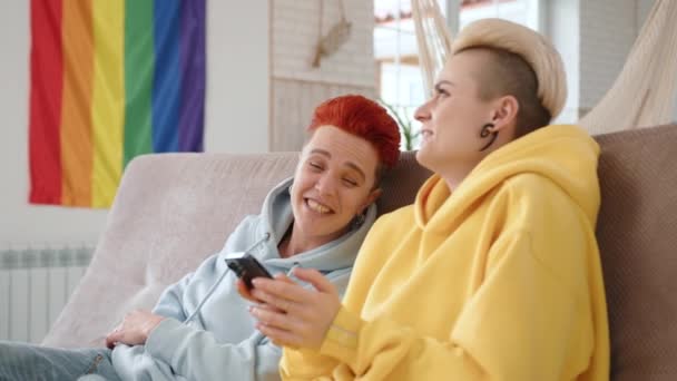 Dos Mujeres Lesbianas Comparten Momento Cómodo Feliz Sofá Casa Absortas — Vídeo de stock