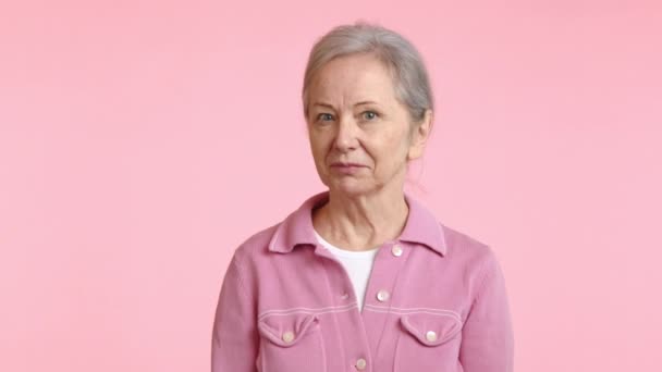 Spokojená Starší Žena Mírným Úsměvem Souhlasně Přikývla Oblečená Růžové Bundy — Stock video