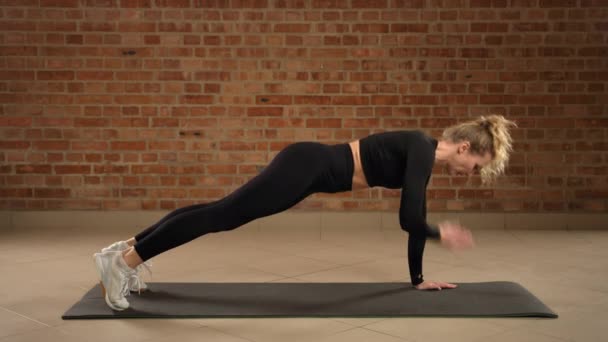 Minimalist Gym Focused Woman Black Outfit Expertly Performs Plank Shoulder — Stock Video