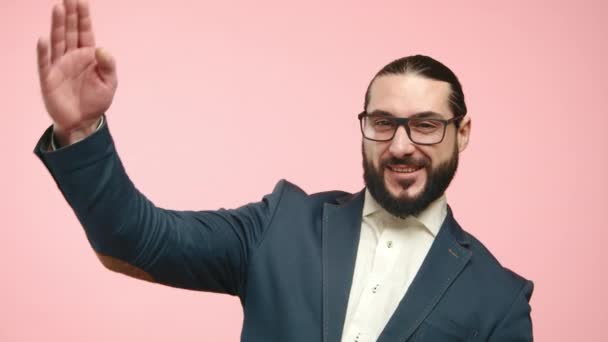 Alegre Profissional Sexo Masculino Com Barba Óculos Saúda Como Soldado — Vídeo de Stock