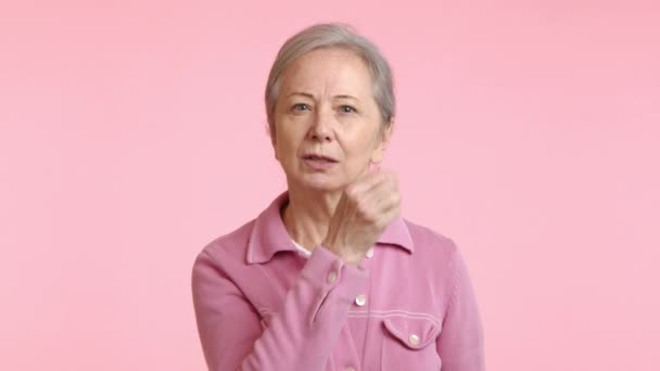 Старшая Женщина Знающим Взглядом Заставляет Молнию Жестом Губы Движение Рукой — стоковое видео