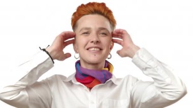 Kızıl saçlı bir kadın kendinden geçmiş görünüyor, elleri başının üstünde ve ağzı açık, samimi bir şekilde mutluluk ve heyecanı ifade ediyor. Kamera 8K HAM. 