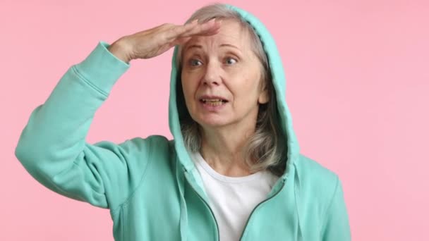 Starsza Kobieta Przenikliwym Spojrzeniem Spogląda Dal Ręka Czoło Szukając Kogoś — Wideo stockowe