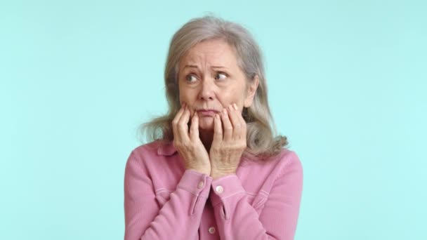 Rosto Uma Senhora Seniores Registra Choque Confusão Com Mãos Tocando — Vídeo de Stock