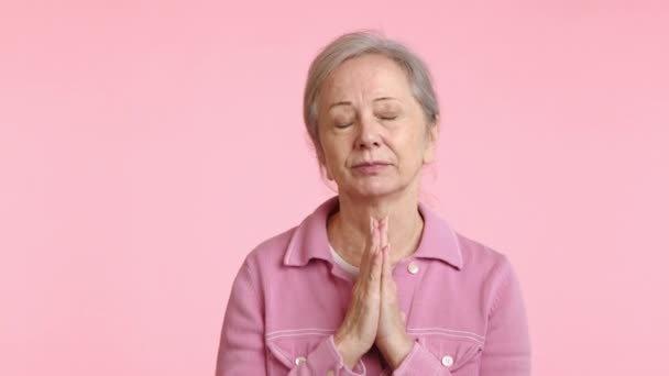 Złożonymi Rękami Pełnym Nadziei Zachowaniem Starsza Kobieta Stoi Modlitwie Poszukując — Wideo stockowe