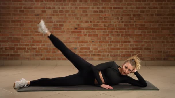 Podeaua Gimnastică Individ Concentrat Practică Liftingul Piciorului Drept Care Vizează — Videoclip de stoc