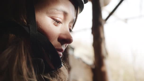 Bir Kadın Askeri Sıhhiyenin Nazik Özelliklerini Yakından Çekerek Güneş Işığının — Stok video