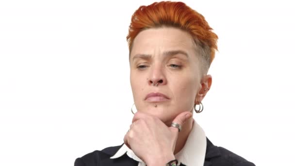 Ein Komponiertes Porträt Einer Nachdenklichen Geschäftsfrau Mit Stylischen Piercings Bekleidet — Stockvideo
