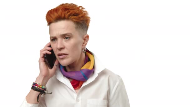 Eine Frau Mit Auffallend Roter Frisur Sieht Besorgt Aus Während — Stockvideo