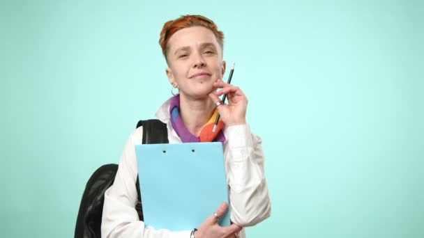 Levande Lesbisk Student Står Leende Med Sina Böcker Och Ryggsäck — Stockvideo