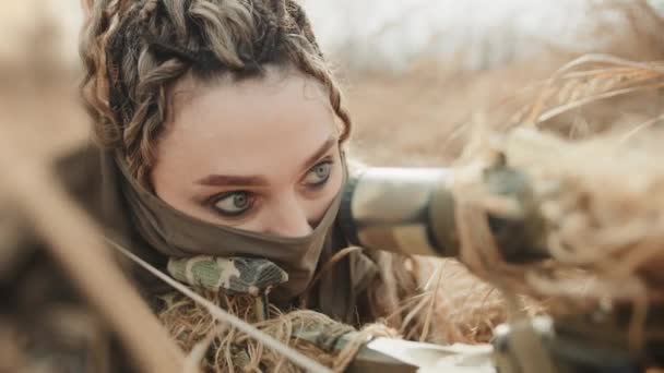 Женщина Снайпер Лежит Скрытом Положении Среди Сухой Травы Внимательно Заряжая — стоковое видео