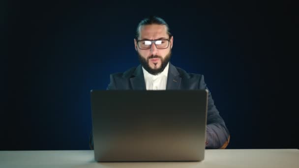 Uroczysty Biznesmen Koncentrując Się Uważnie Ekranie Laptopa Ciemnoniebieskie Tło Poprawiające — Wideo stockowe