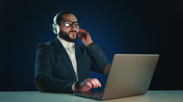 Empreendedor Masculino Alegre Traje Formal Desfrutando Música Enquanto Trabalhava Laptop — Vídeo de Stock
