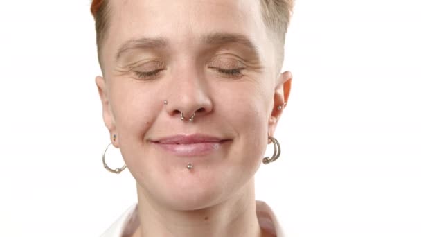 Portrait Gros Plan Une Jeune Femme Confiante Aux Cheveux Courts — Video