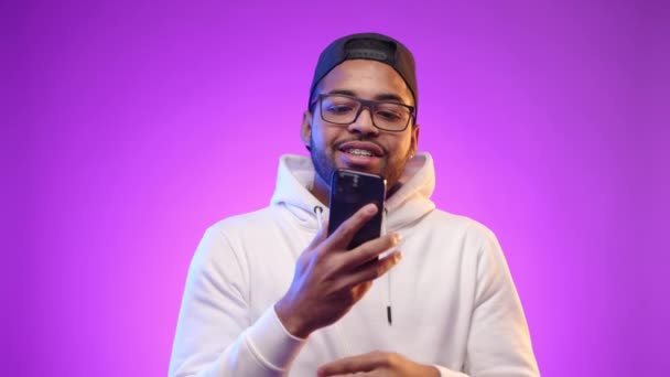 Tânăr Încântat Zâmbet Conținut Trimite Texte Smartphone Său Prins Într — Videoclip de stoc