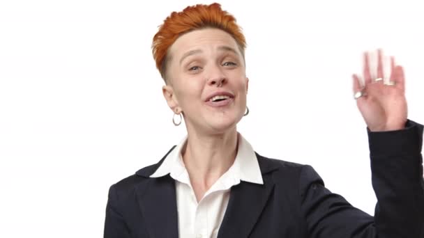 Warm Lächelnd Grüßt Eine Professionelle Frau Mit Stylischem Roten Haar — Stockvideo