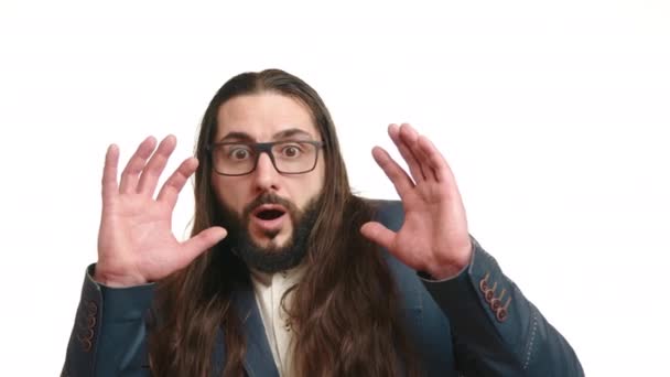 Überrascht Zeigt Ein Geschäftsmann Mit Langen Haaren Und Brille Eine — Stockvideo