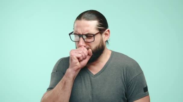 Hombre Concienzudo Con Gafas Tose Puño Contra Telón Fondo Verde — Vídeos de Stock