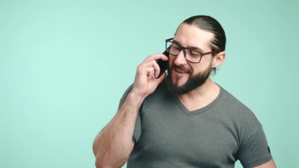 Homem Sorridente Óculos Uma Camiseta Casual Envolvida Uma Conversa Agradável — Vídeo de Stock