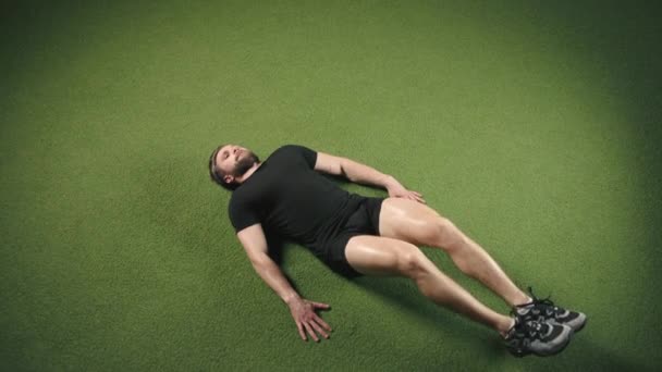 Athletic Man Doing Leg Raises Artificial Turf Focused Abdominal Muscle — Stock Video