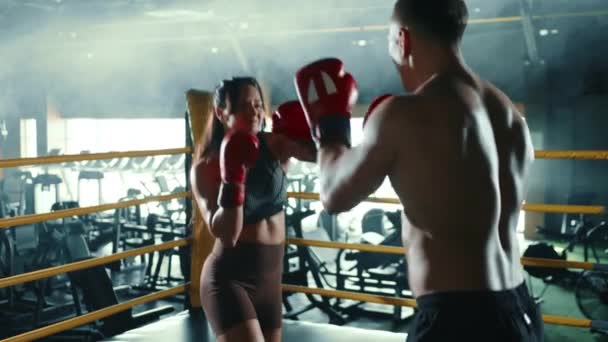 Fokuserad Kvinnlig Boxare Och Hennes Tränare Deltar Rigorös Boxningsträning Utbyter — Stockvideo