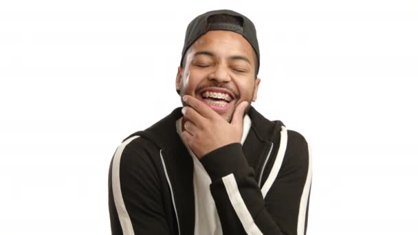 Een Vrolijke Multiraciale Man Met Een Heldere Glimlach Toont Zijn — Stockvideo