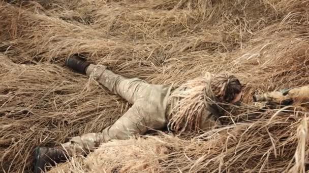 Atirador Camuflado Numa Pastagem Seca Pacientemente Deitado Espera Alvo Sobrevivência — Vídeo de Stock