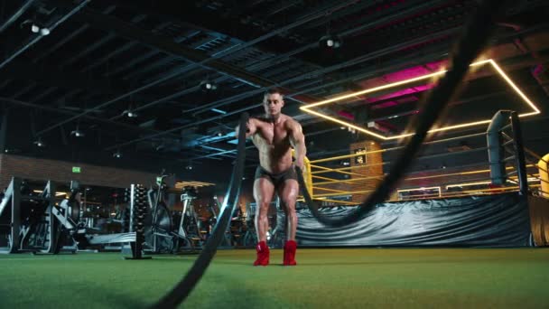 Einem Fitnessstudio Industriellen Stil Befindet Sich Ein Athletischer Mann Einer — Stockvideo