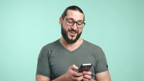 Hombre Jovial Con Estilo Casual Está Escribiendo Mensaje Teléfono Inteligente — Vídeos de Stock