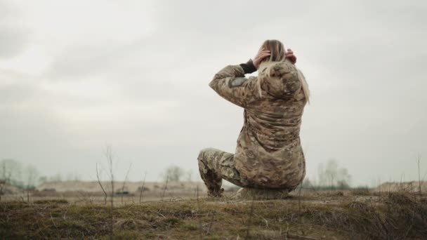 Uprostřed Konfliktu Členka Ženské Vojenské Služby Chvíli Váže Vlasy Klidném — Stock video