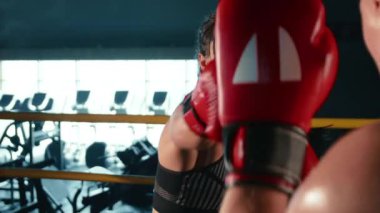 Kendini işine adamış bir bayan boksör ve koçu, antrenman sırasında boks tekniğini titizlikle analiz etmek ve mükemmelleştirmek için 120fps 'de yavaş çekim görüntülerinden faydalanırlar. Kamera 8K HAM. 